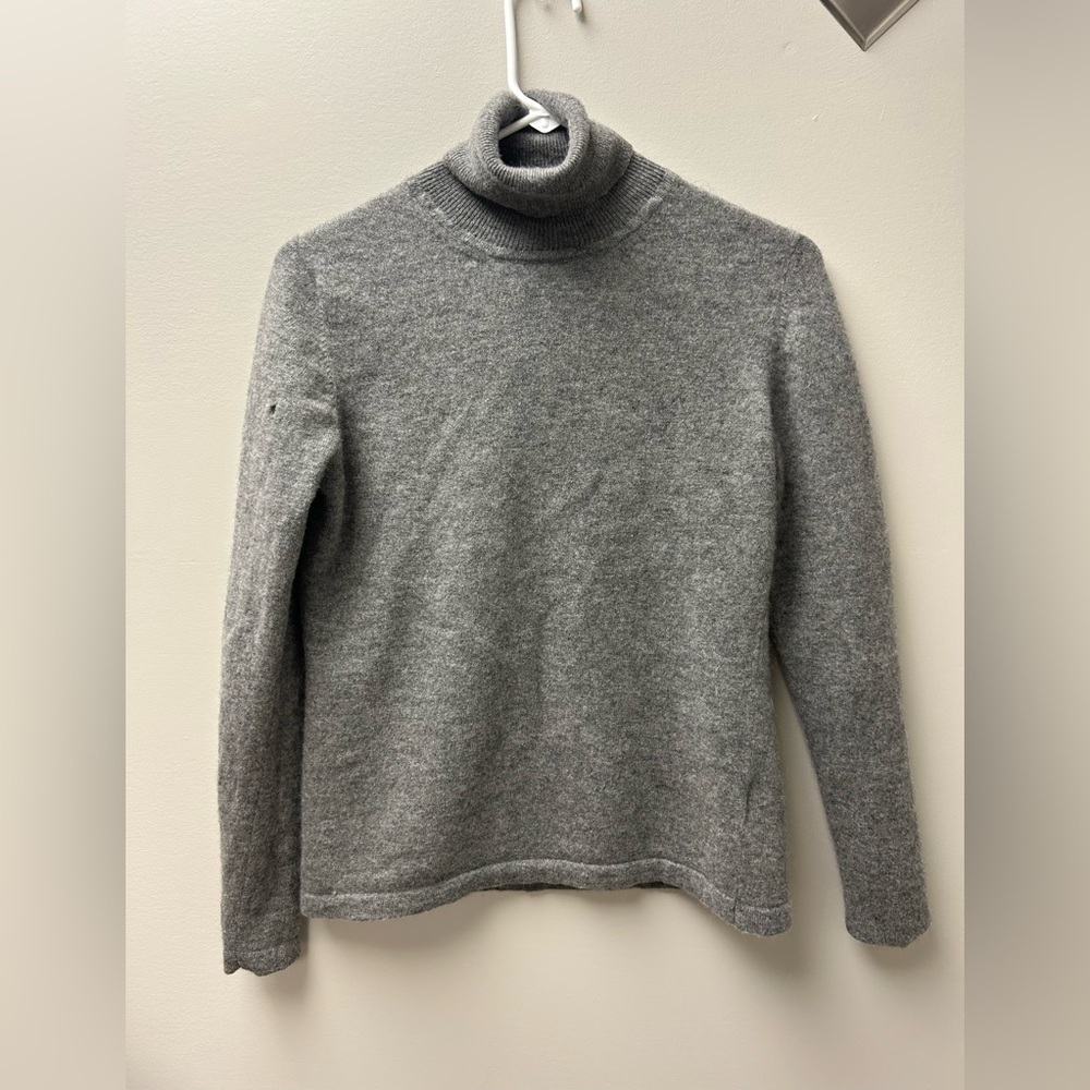 Brodie Women’s Grey Turtleneck Cashmere Sweater